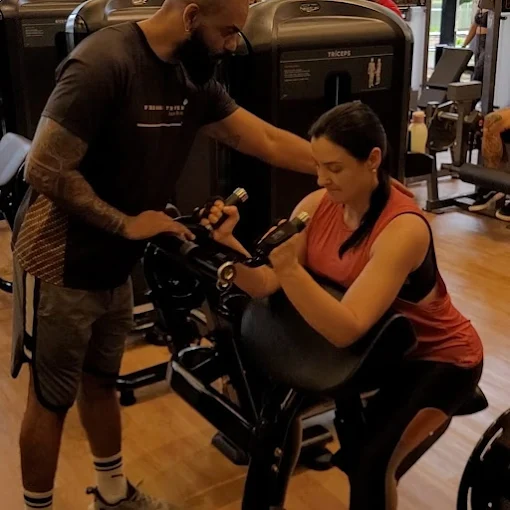Treino de biceps com acompanhamento