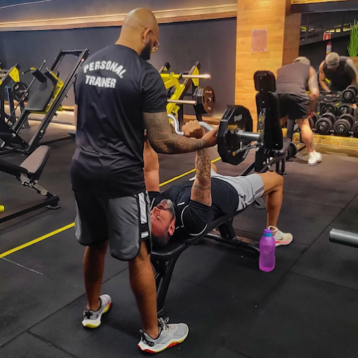Treino de supino com acompanhamento